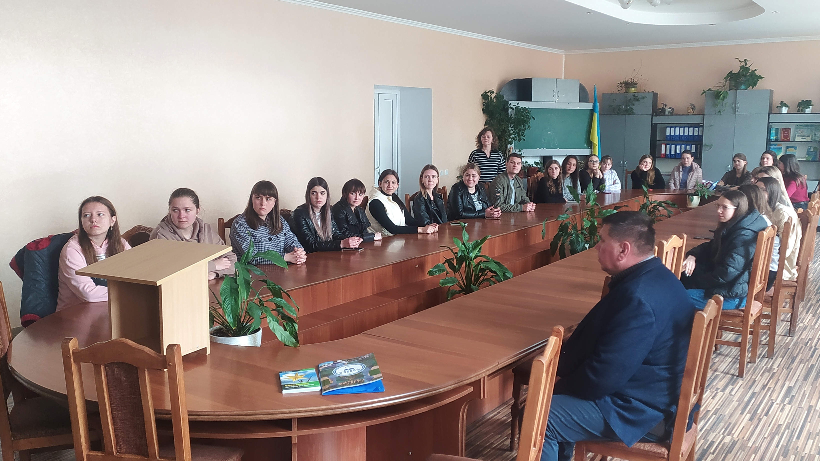 Студенти Чортківського гуманітарно-педагогічного коледжу з цікавістю ознайомилися з інформацію про особливості навчання на хіміко-біологічному факультеті